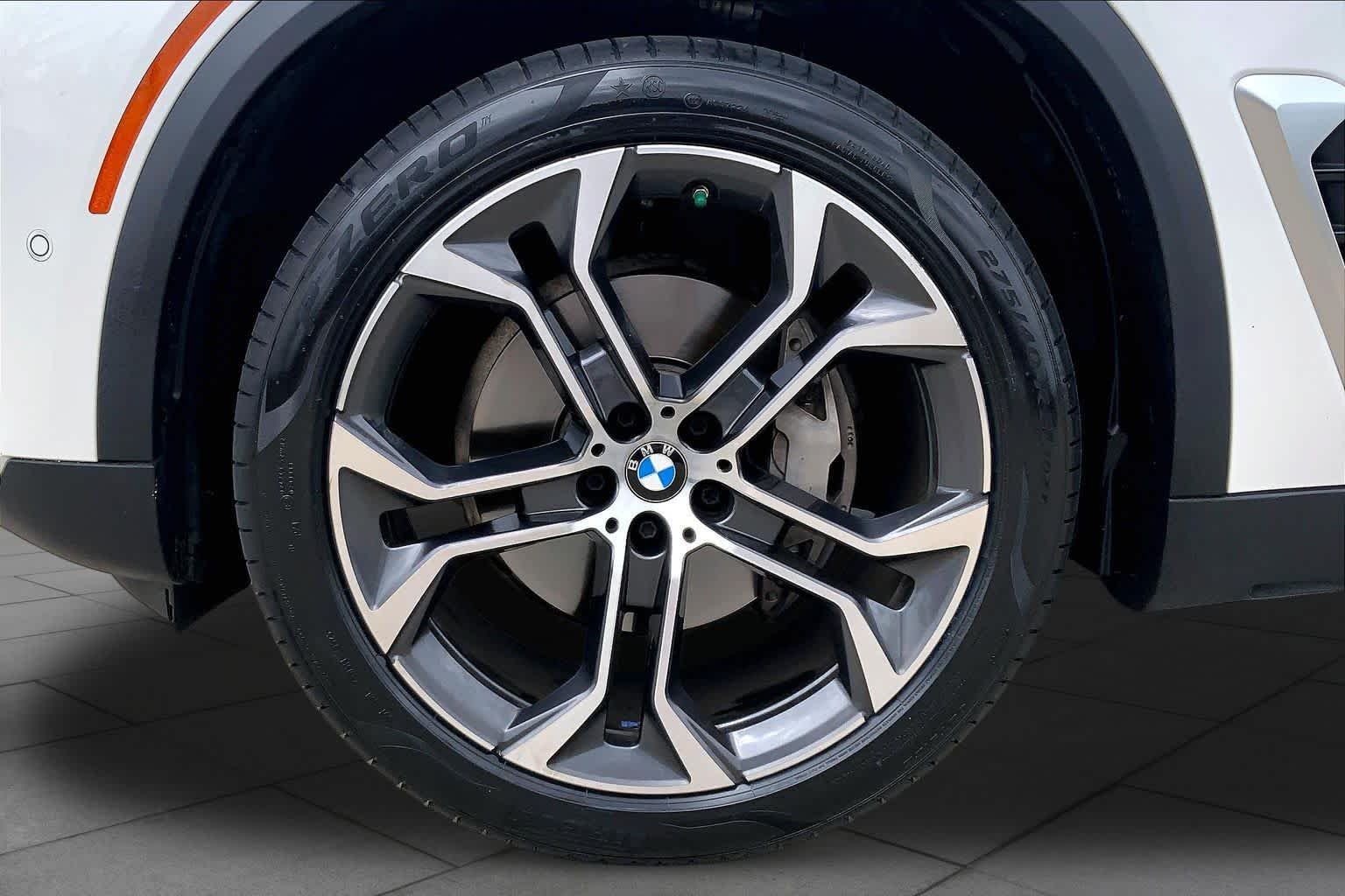 Used 2024 Mineral White Metallic BMW xDrive40i image 10