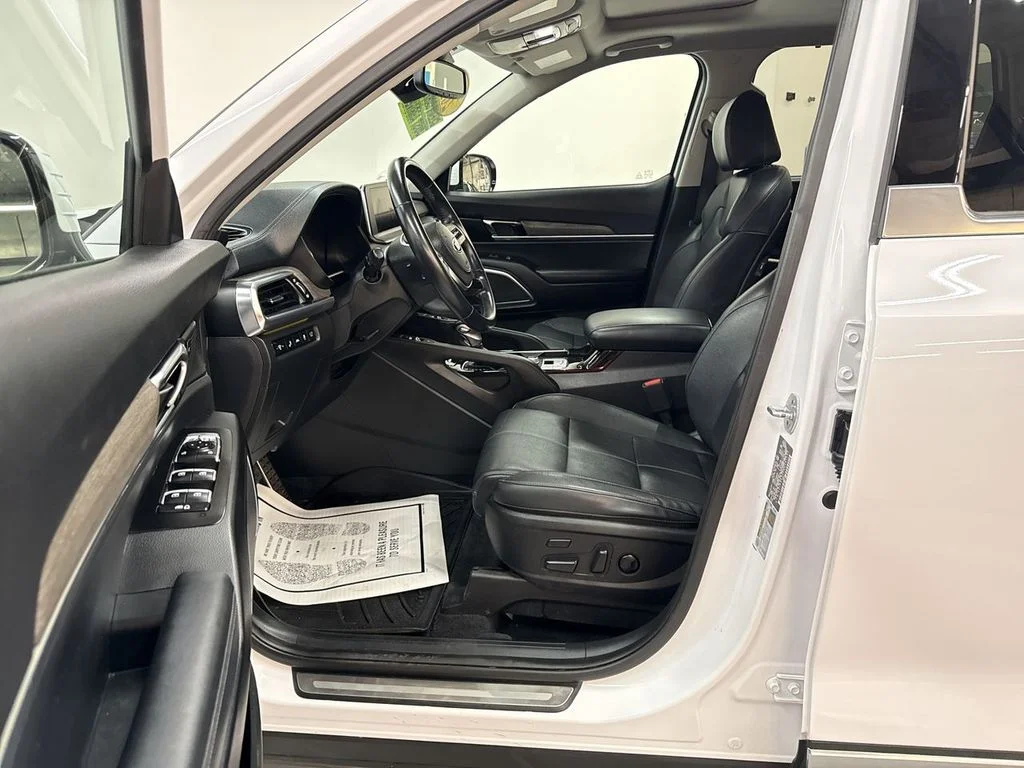 Used 2021 White Pearl Kia SX image 11