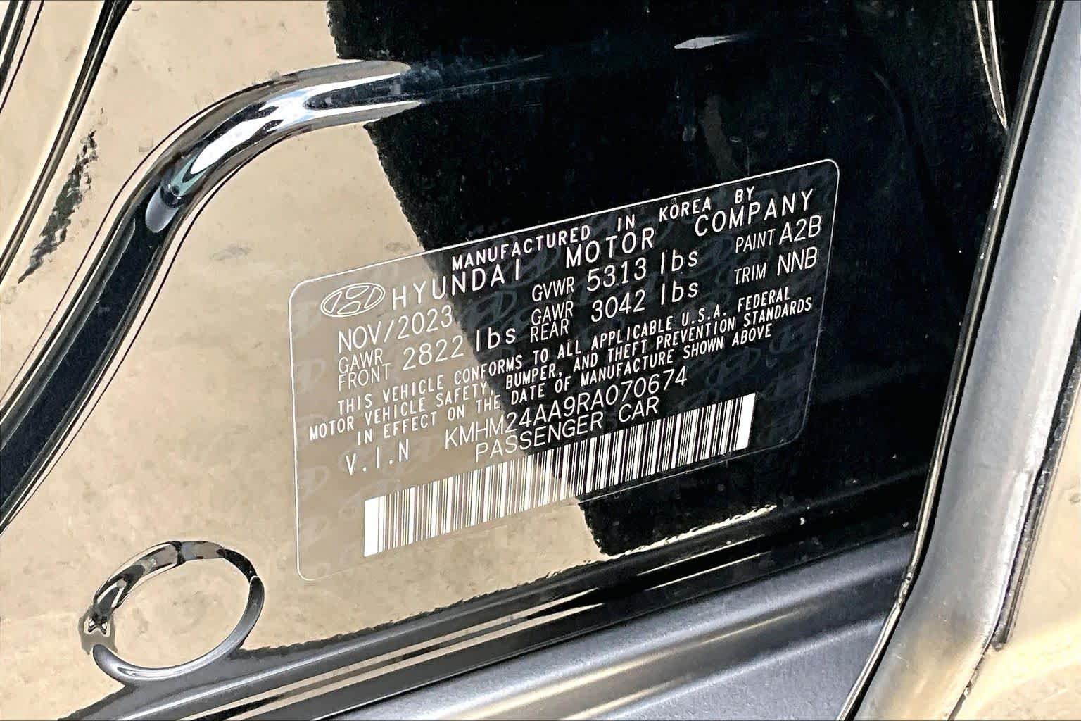 Used 2024 Onyx Black Hyundai SE image 33