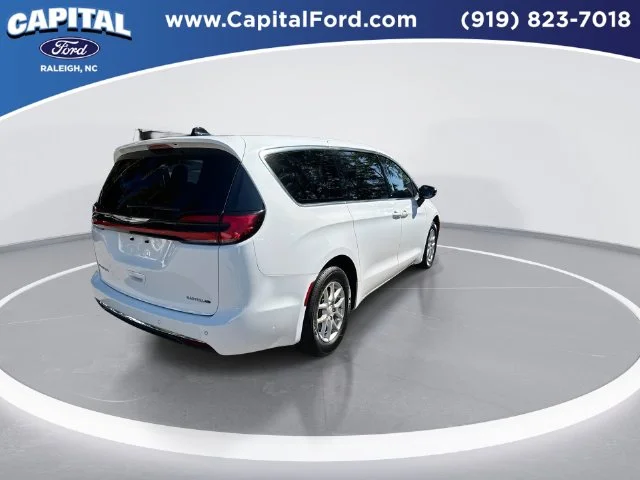 Used 2025 White Chrysler Select image 8