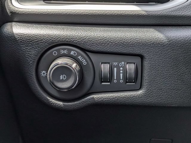 Used 2026 Silver Chrysler Select image 24