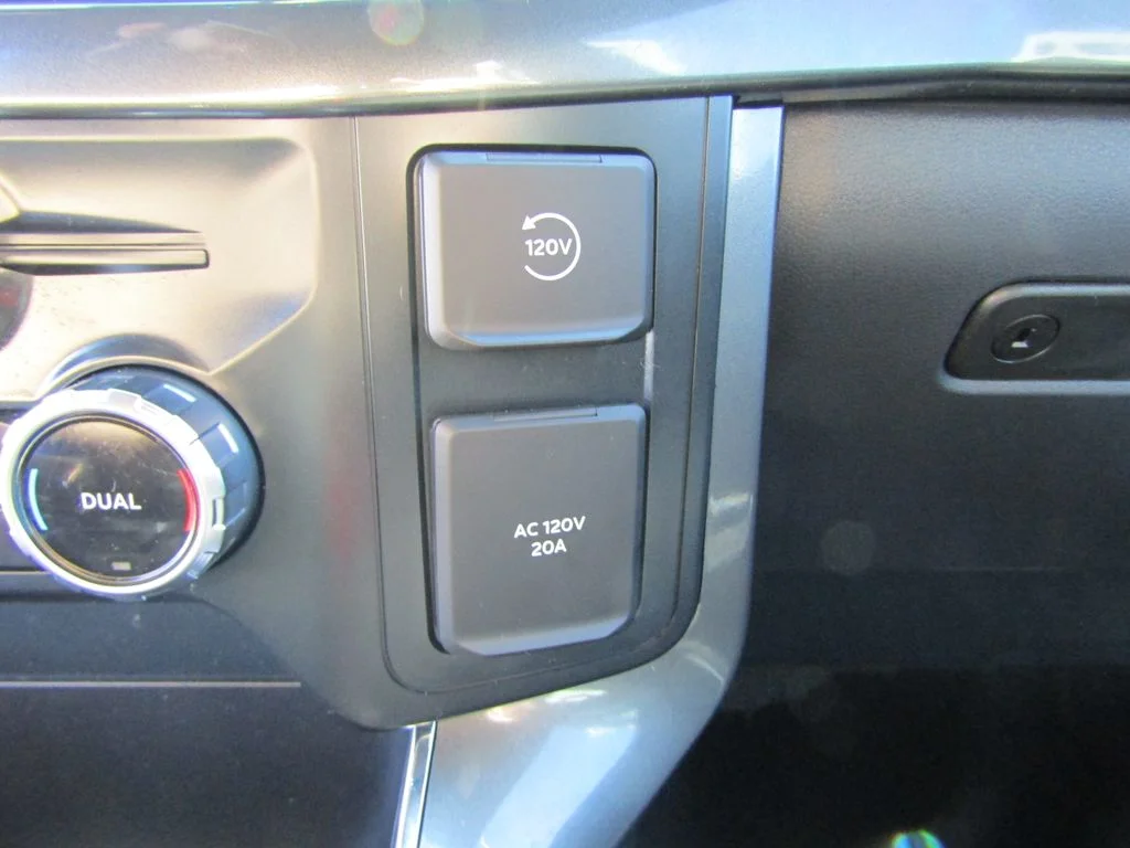 Certified Used 2023 Iconic Silver Metallic Ford XLT image 31
