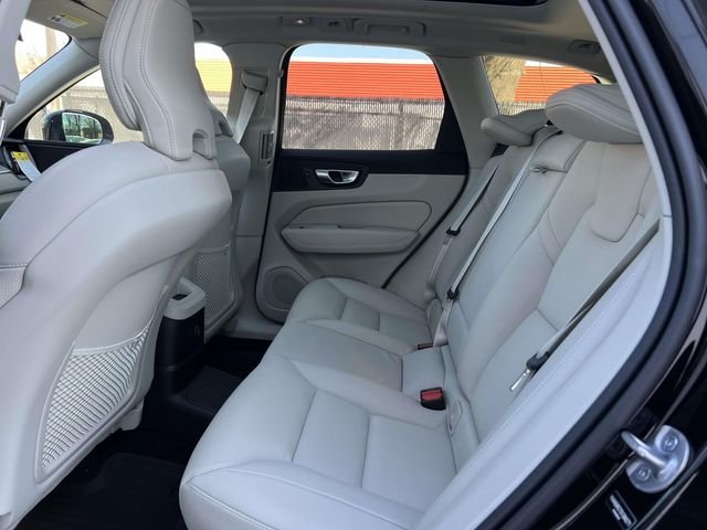 2025 Volvo XC60 Plus - Photo 12
