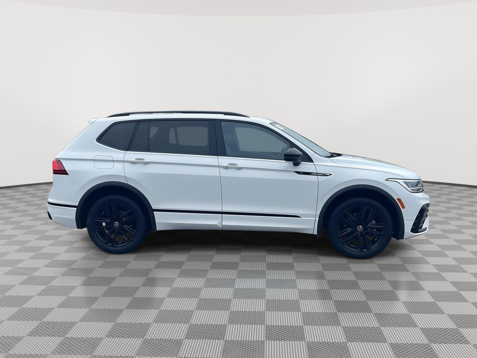 Used 2022 PURE WHITE Volkswagen SE-R image 5