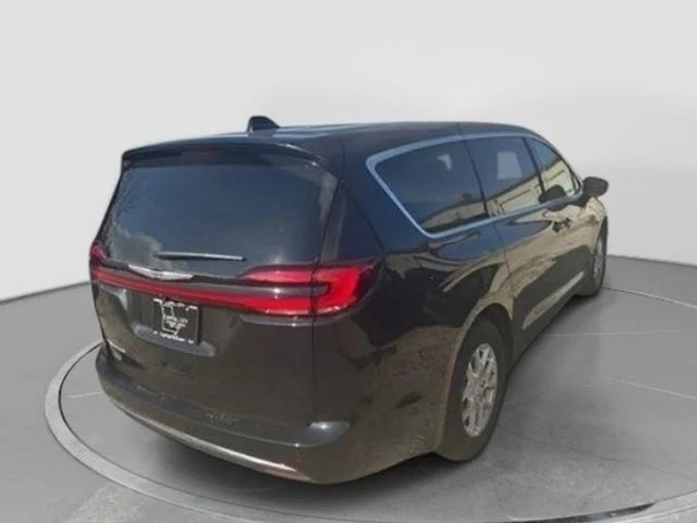 New 2026 Diamond Black Crystal Pearl-Coat Exterior Paint Chrysler Select image 10