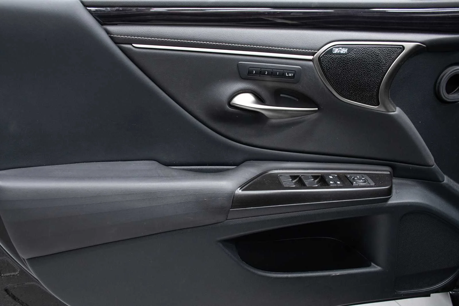 Used 2019 Obsidian Lexus Ultra Luxury image 14