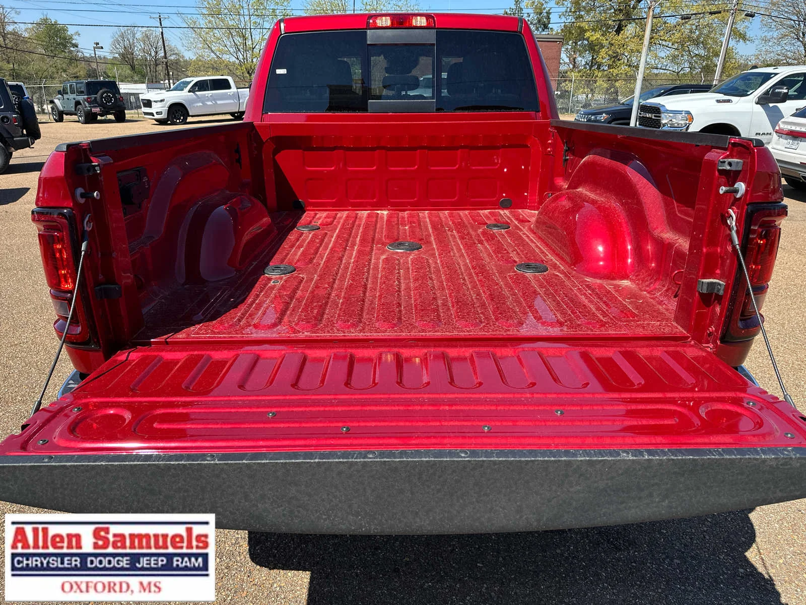 New 2026 Molten Red Pearl-Coat Exterior Paint RAM Tradesman image 33
