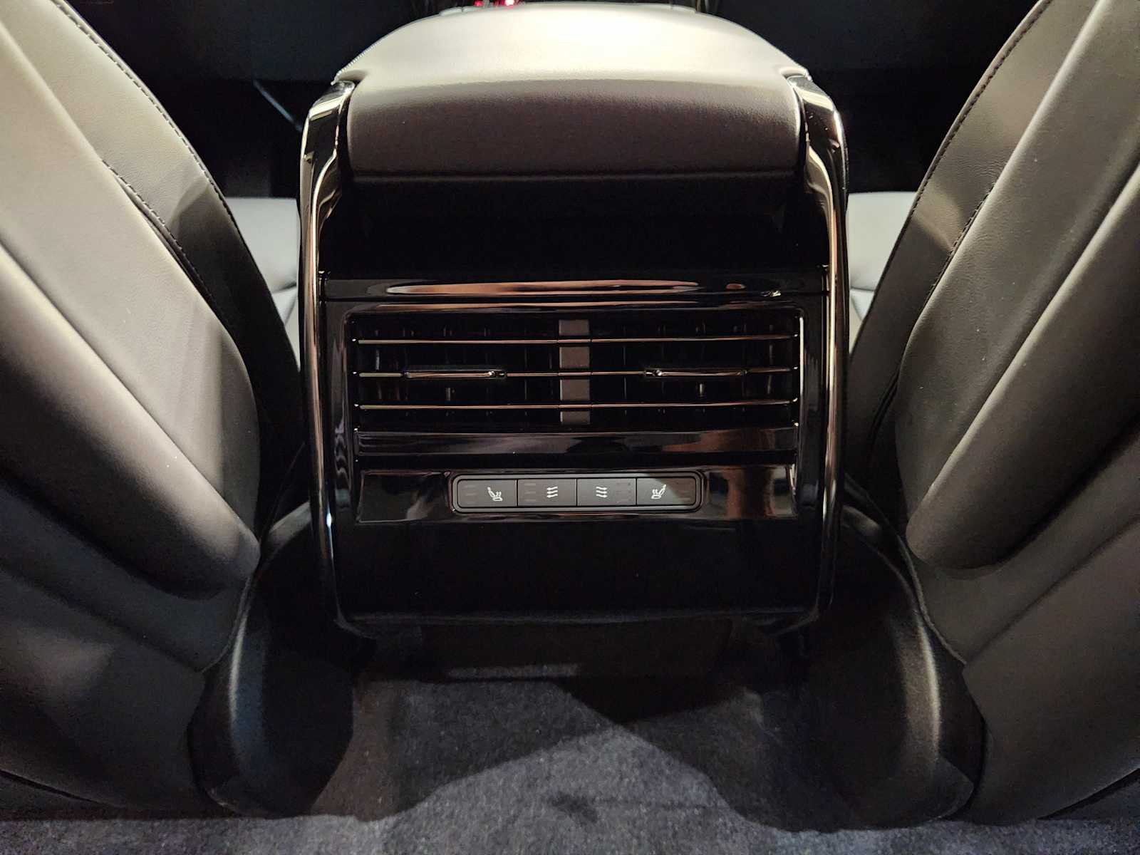 New 2027 Fuji White Land Rover SE image 30