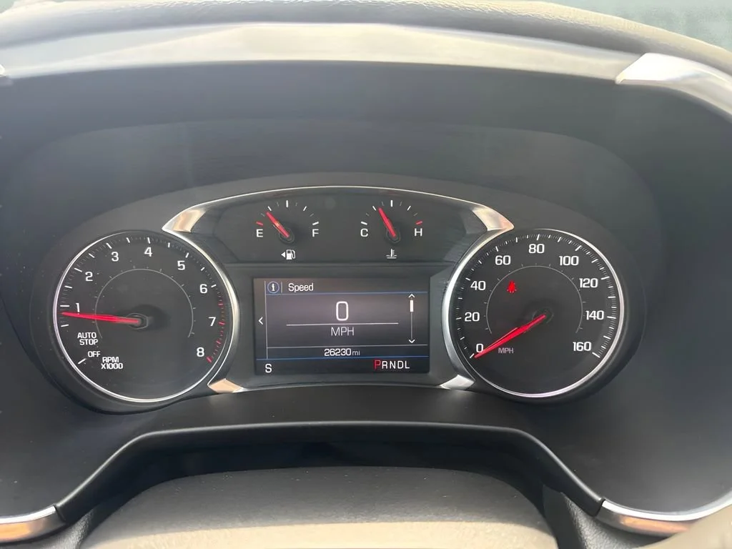 Used 2022 Silver Ice Metallic Chevrolet 2LT image 9