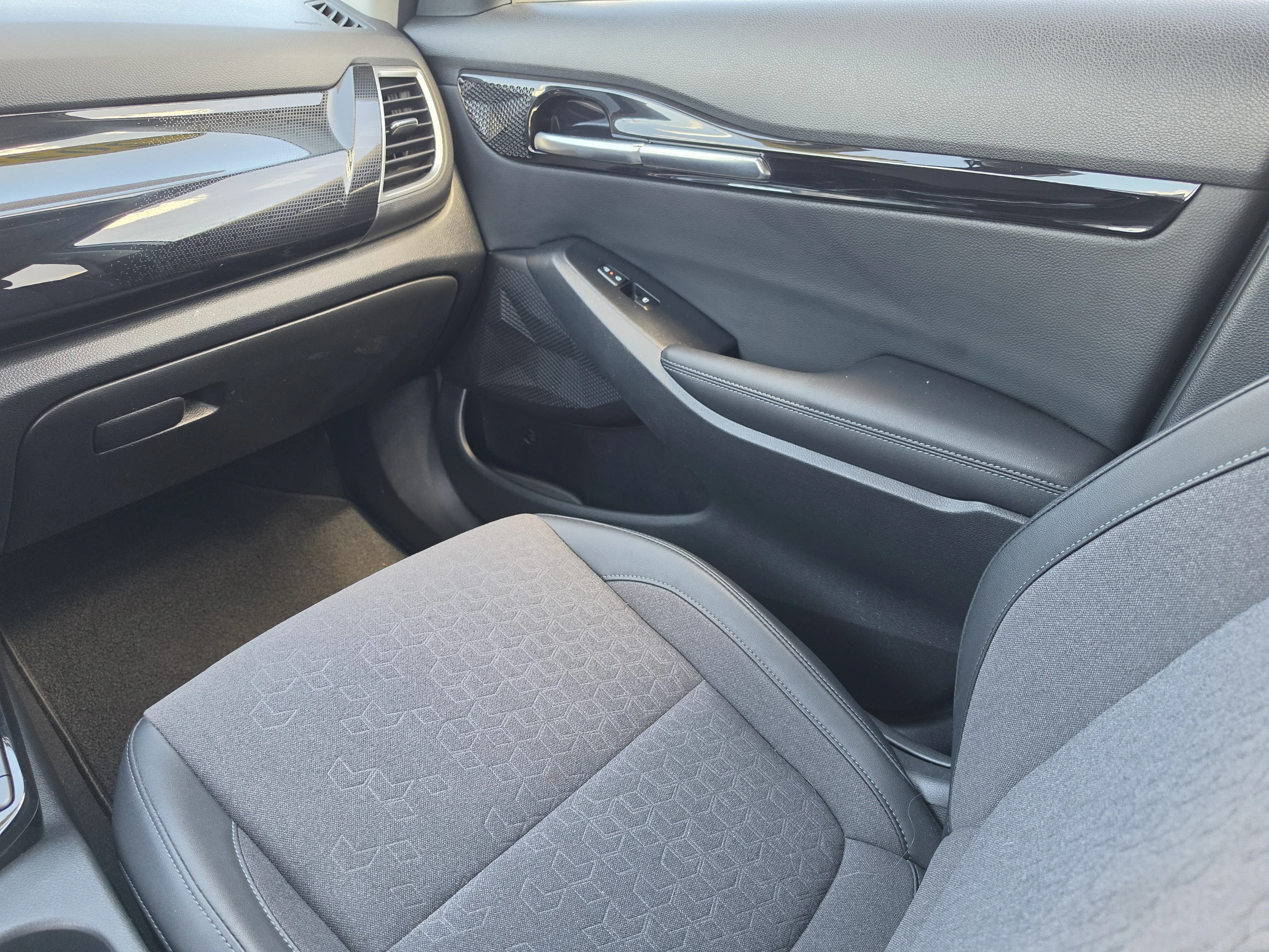 Used 2024 Clear White/Black Roof Kia X-Line image 21