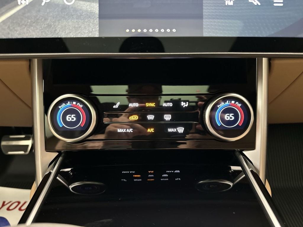 Used 2023  Land Rover Autobiography image 18