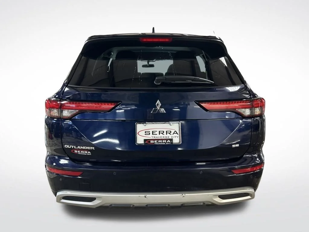 Used 2023  Mitsubishi SE image 4