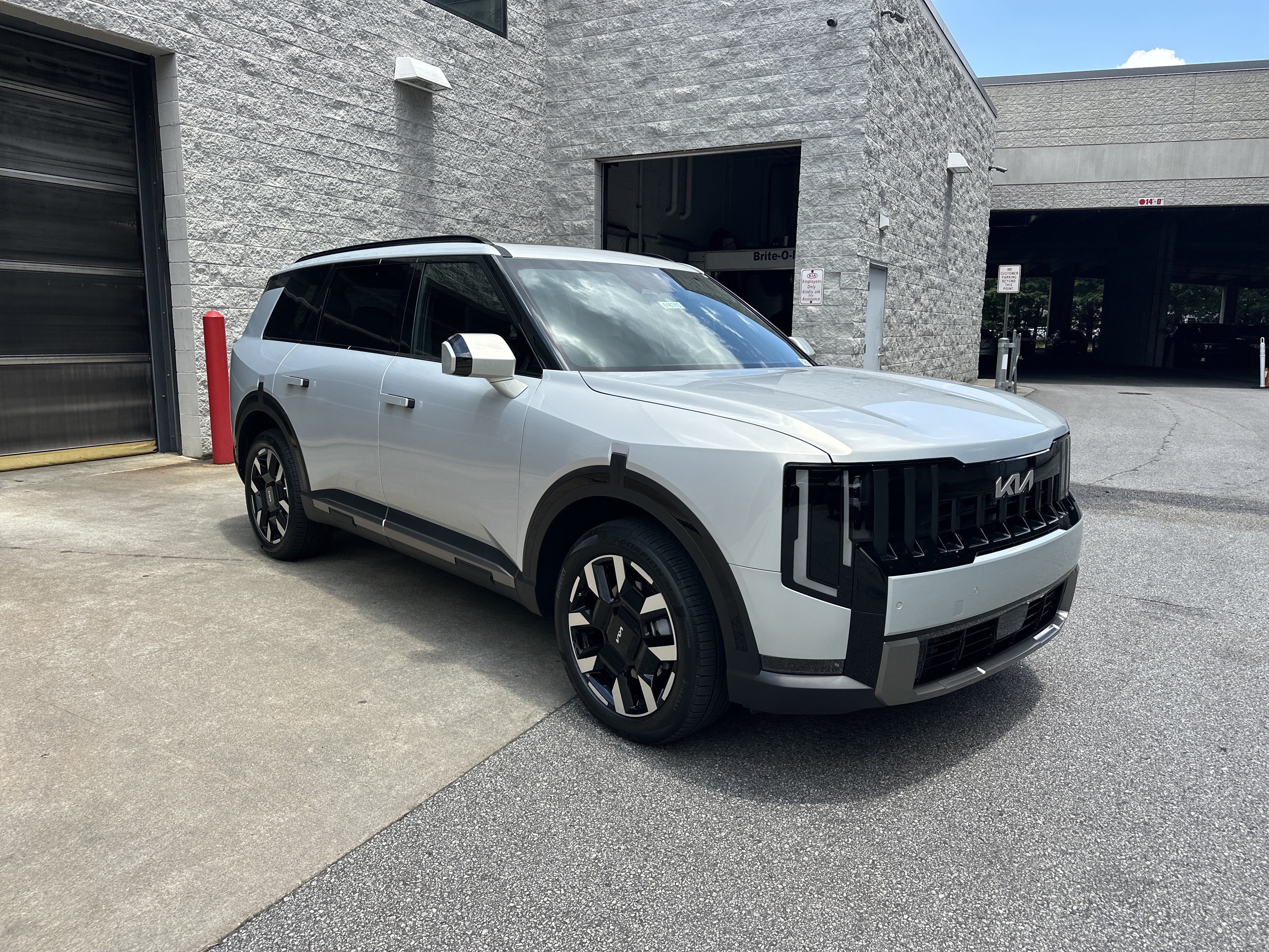 New 2027 Ivory Silver Kia S image 4