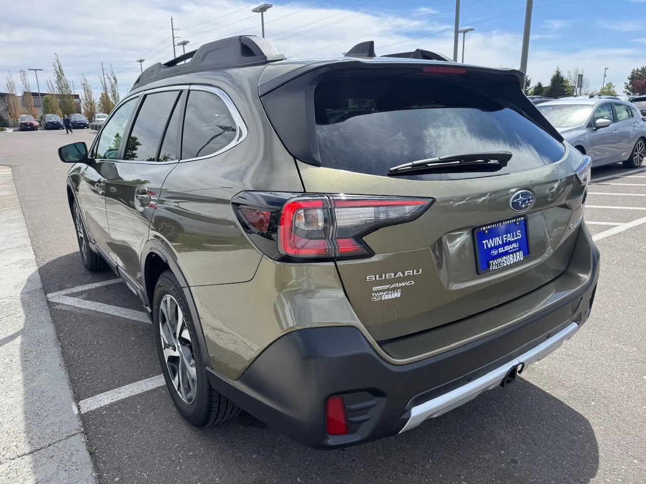 Used 2022 Autumn Green Metallic Subaru Limited image 5