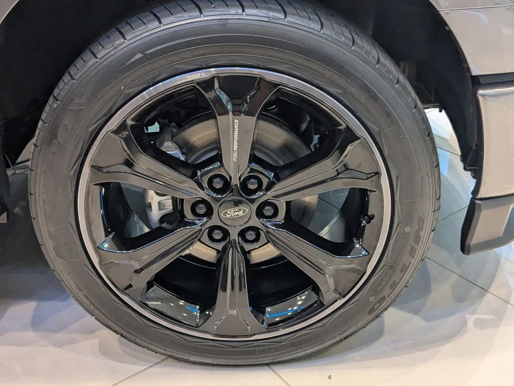 New 2026 Carbonized Gray Metallic Ford XLT image 30