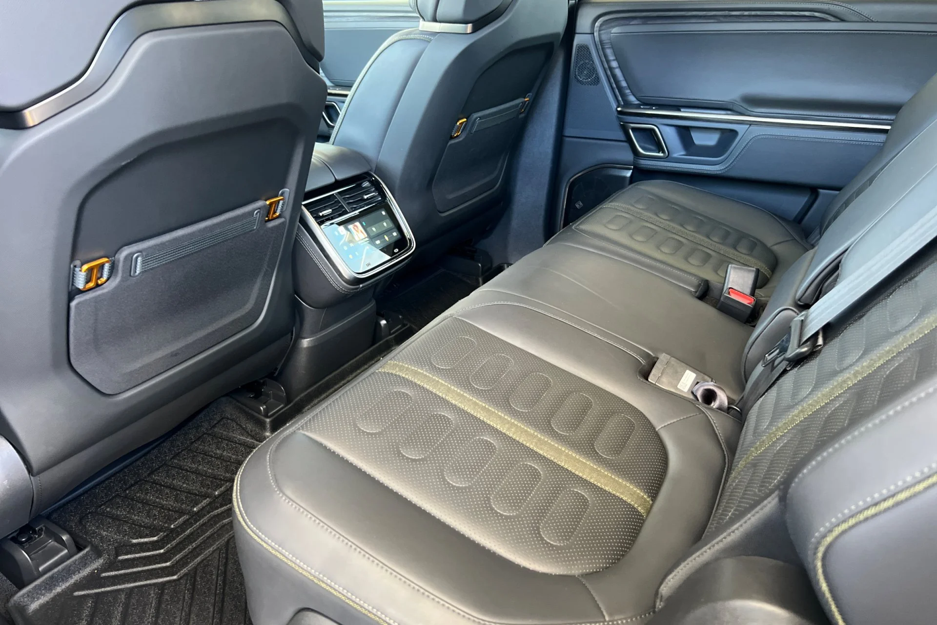 Used 2023 LA Silver Rivian Adventure image 4