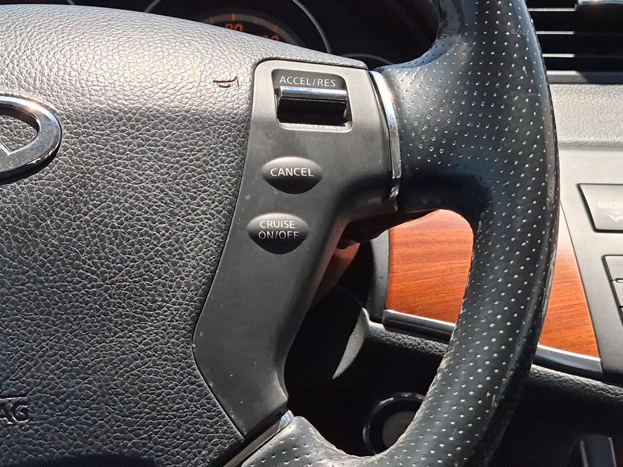 Used 2007 Black Obsidian INFINITI x image 19
