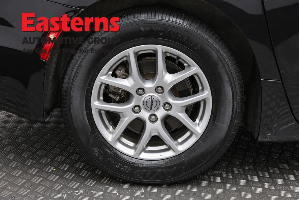 Used 2023 Black Chrysler Touring L image 31