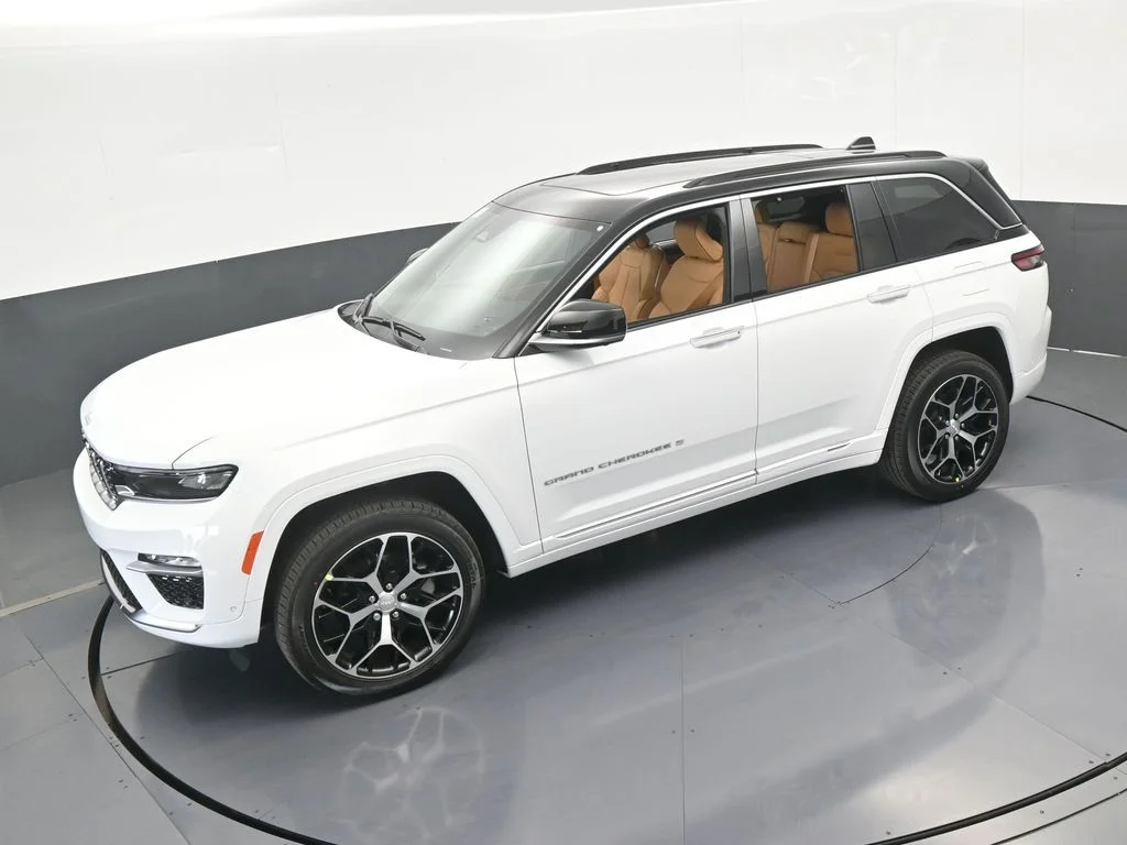 New 2025 Bright White Clear-Coat Exterior Paint Jeep Summit Reserve image 52