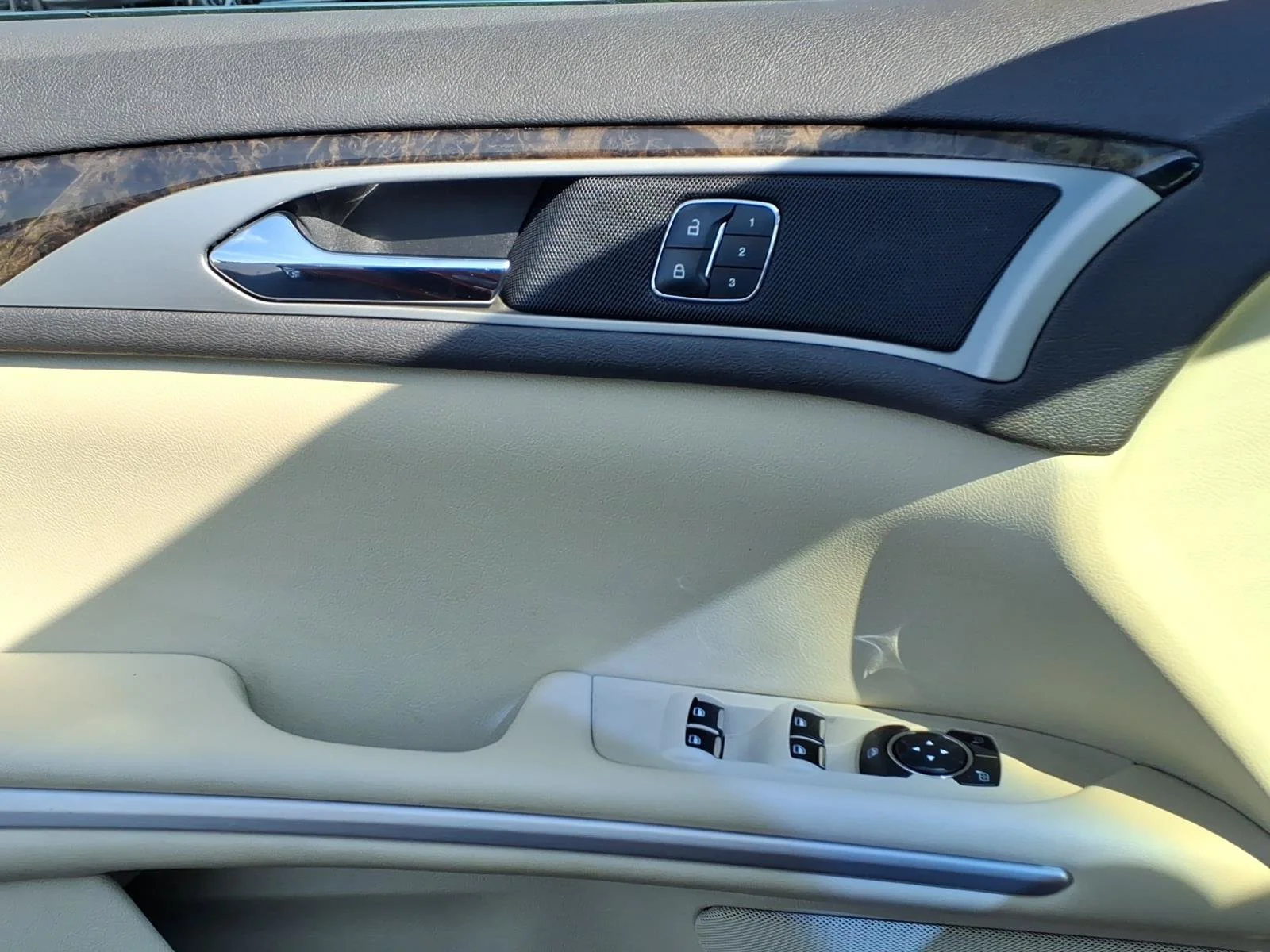 Used 2014 Ruby Red Metallic Lincoln Base image 23
