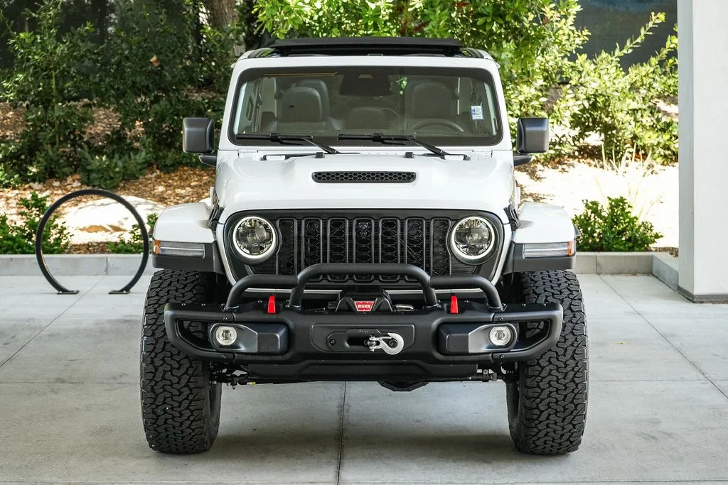 New 2026 Bright White Clear-Coat Exterior Paint Jeep Rubicon X image 2