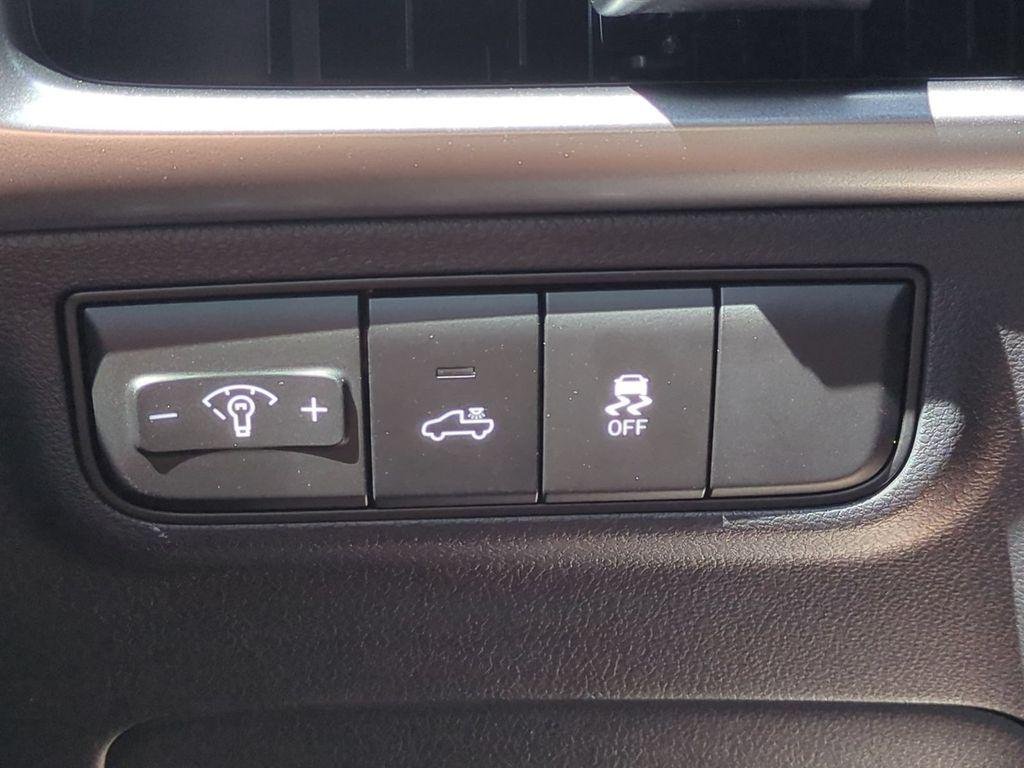 New 2027 White Hyundai SE FWD image 26