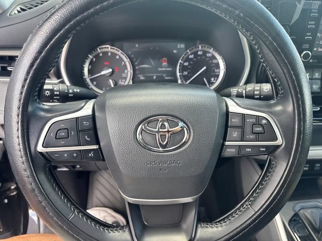 Used 2022 Amber Toyota XLE image 20