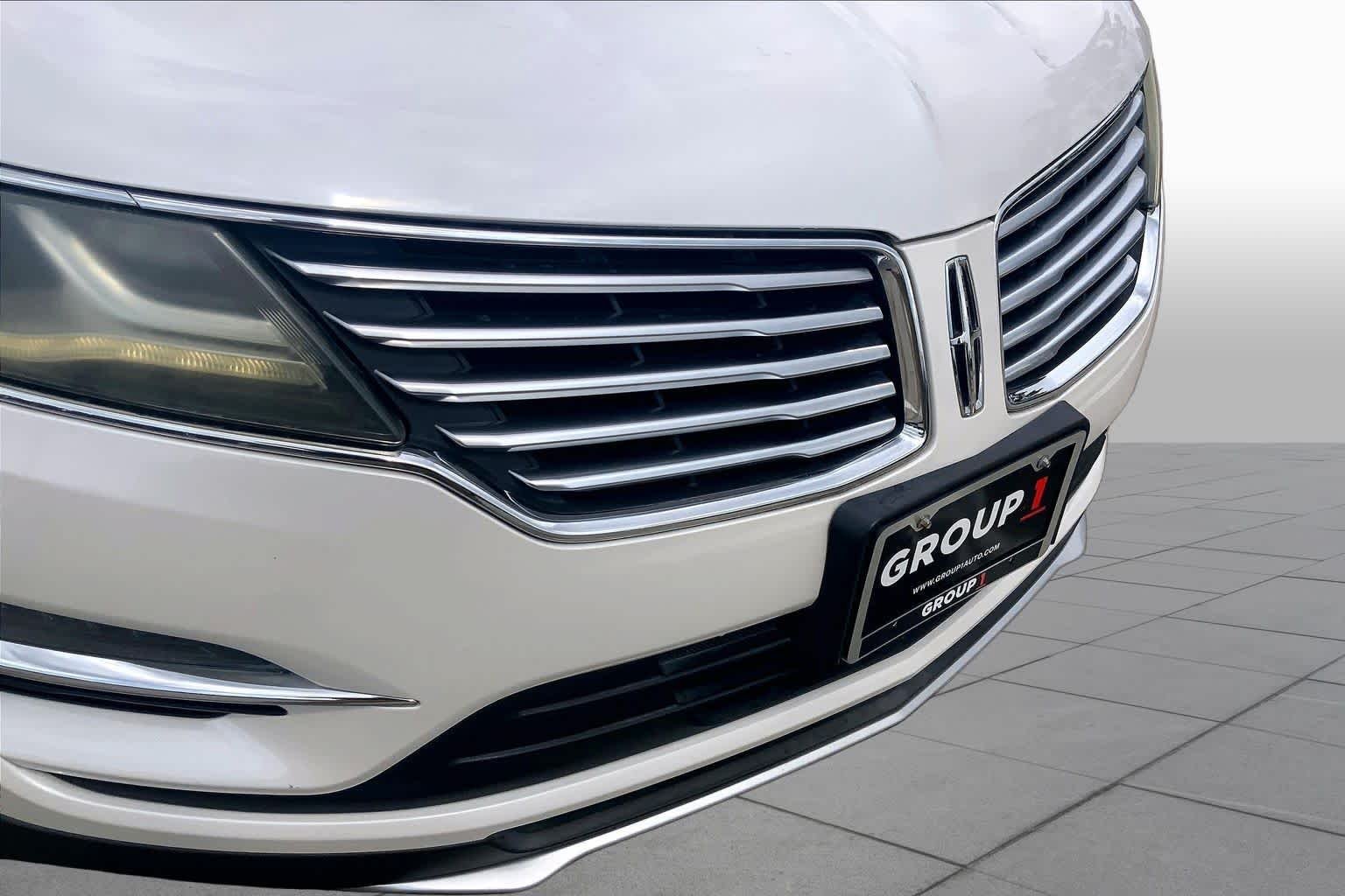 Used 2016 White Platinum Metallic Tri-Coat Lincoln Reserve image 29