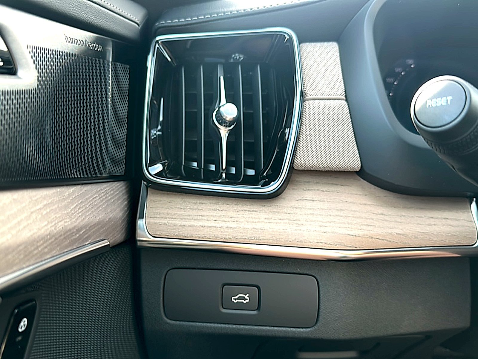 New 2026 Crystal White Volvo Plus image 27