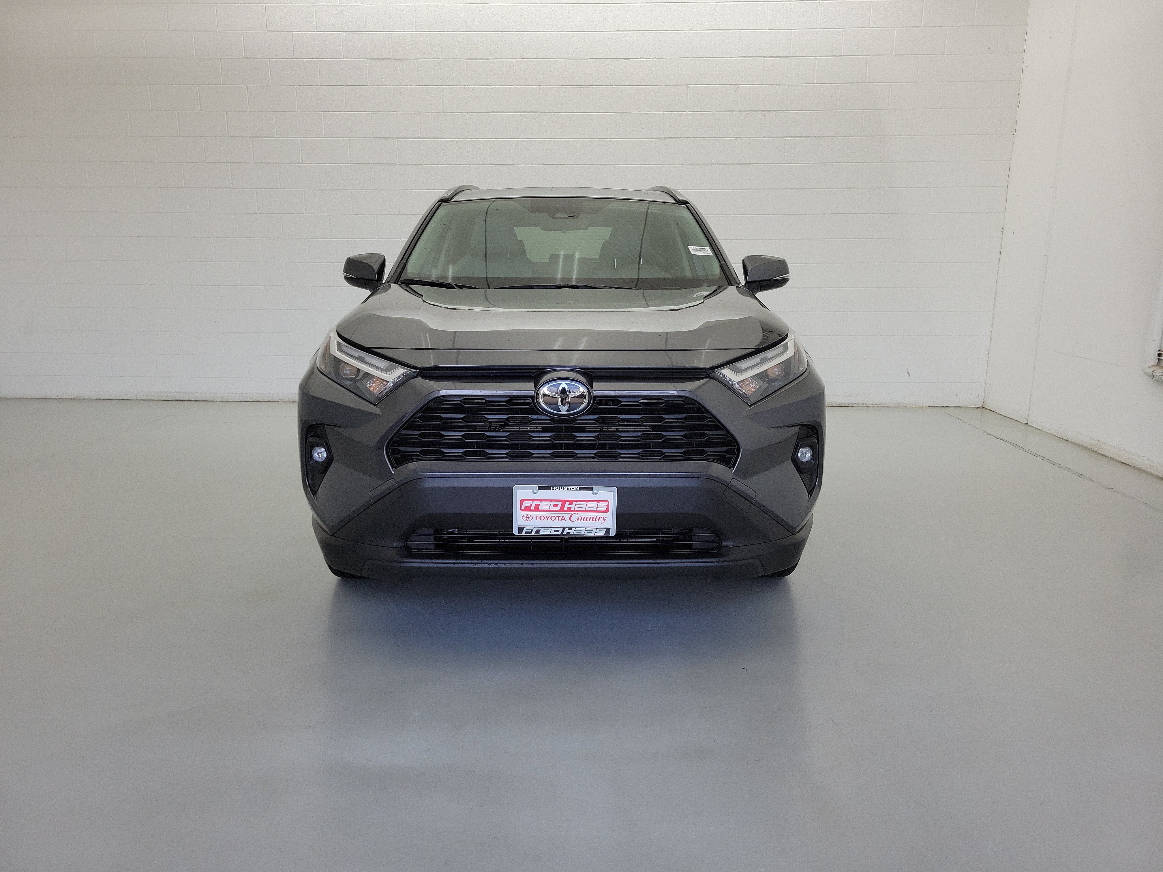 Used 2025 Magnetic Gray Metallic Toyota XLE Premium image 3