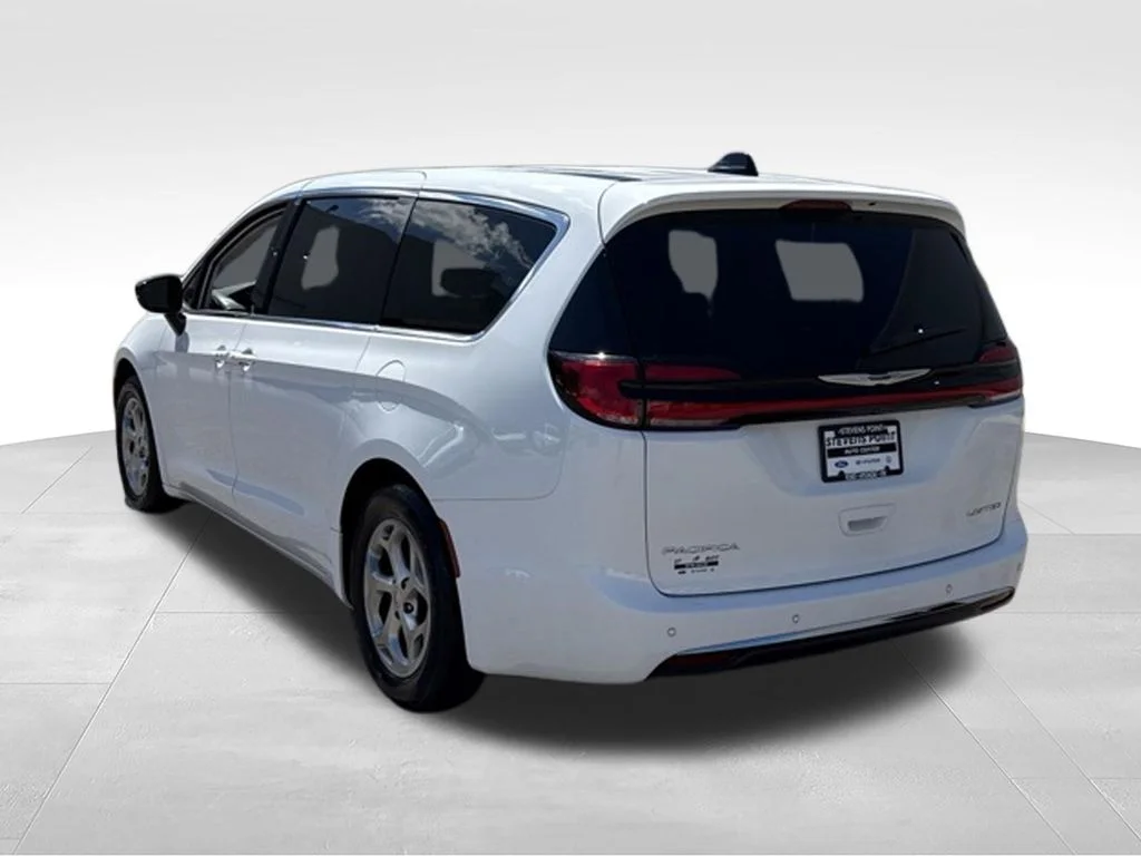 Used 2024 Bright White Clearcoat Chrysler Limited image 5
