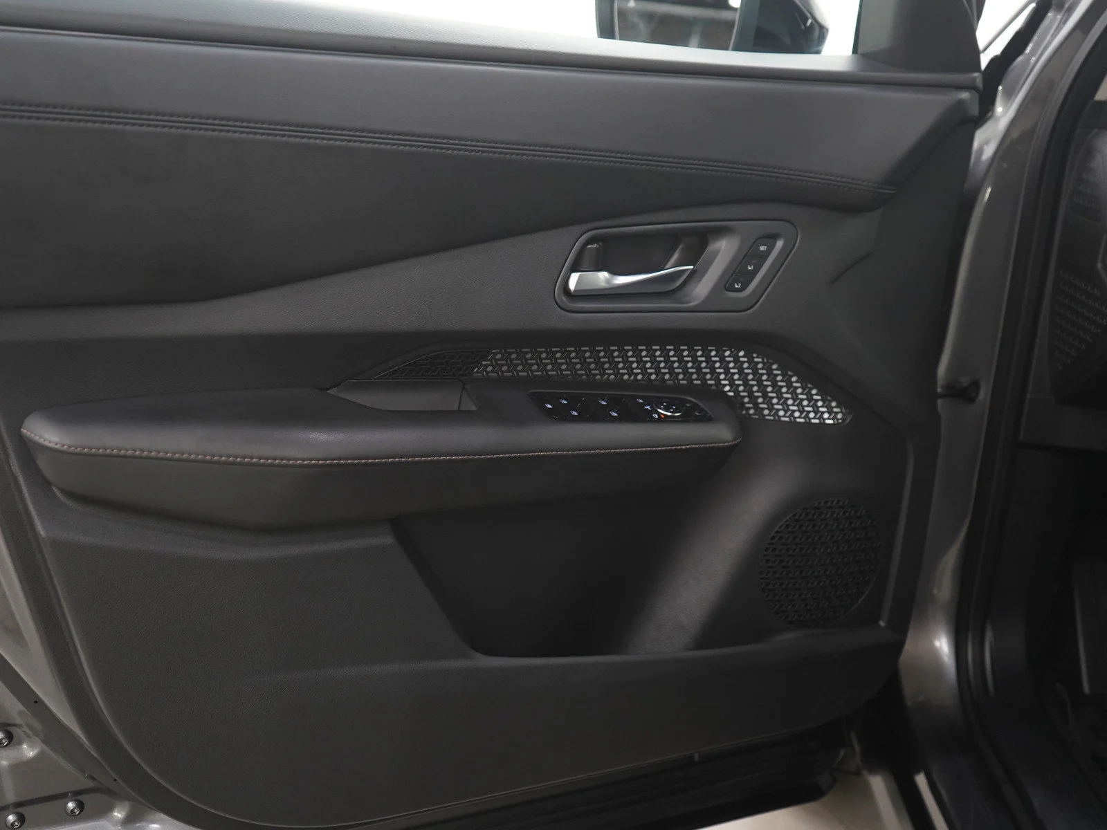Used 2025 Gun Metallic Nissan ENGAGE image 18