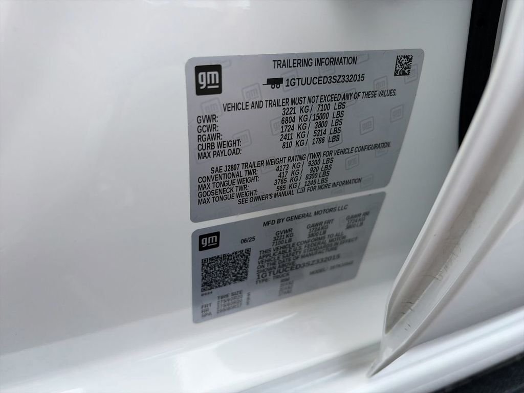 Used 2025 White GMC Elevation image 30