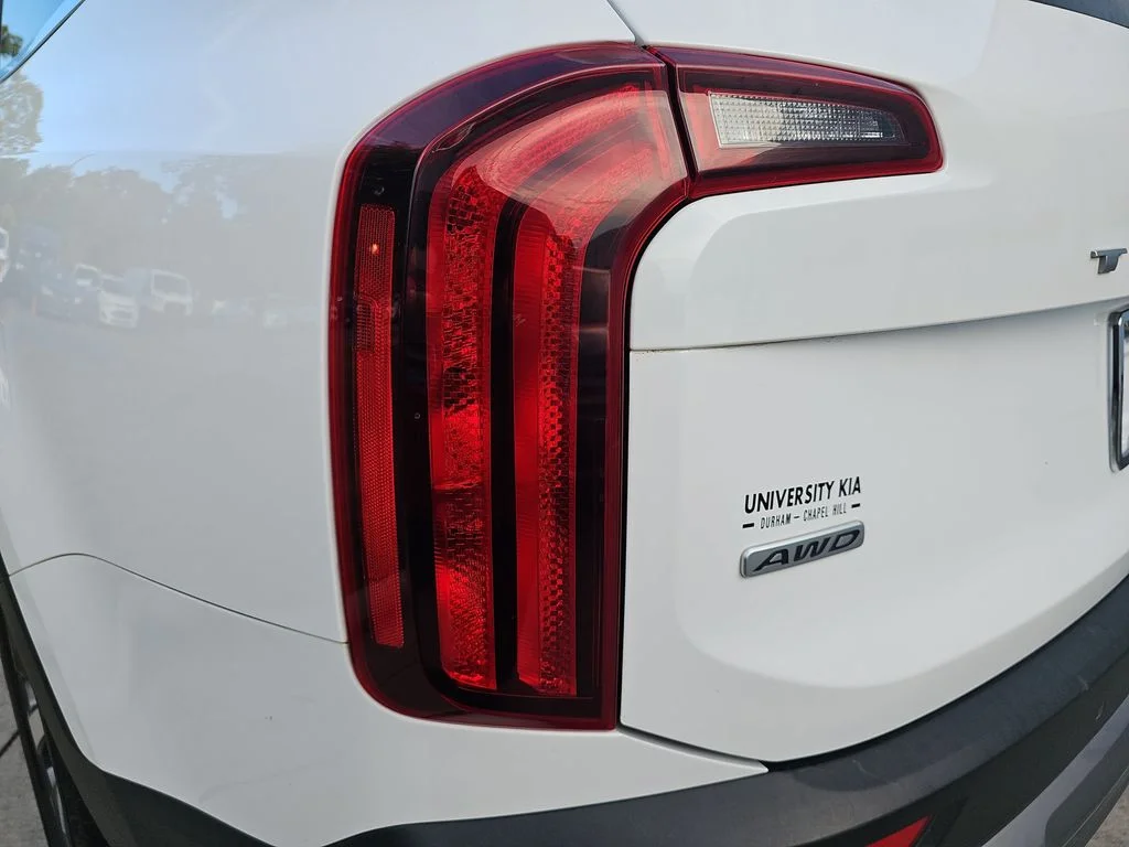 Used 2022 White Kia S image 34