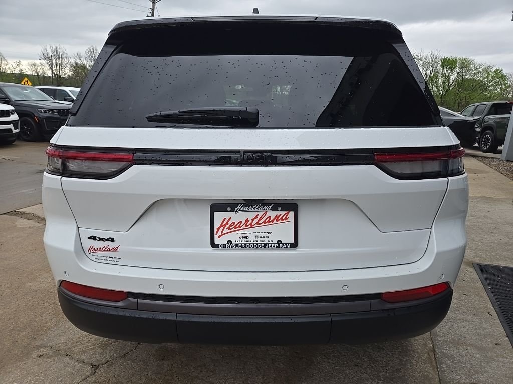 New 2026 Bright White Clear-Coat Exterior Paint Jeep Altitude image 9