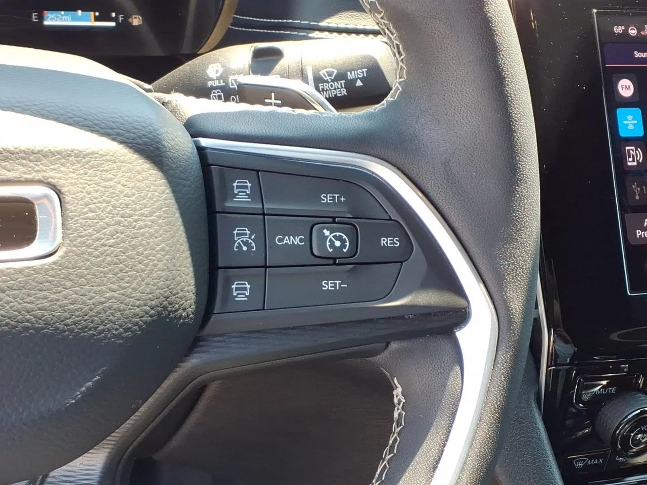Used 2025 White Jeep Altitude image 11