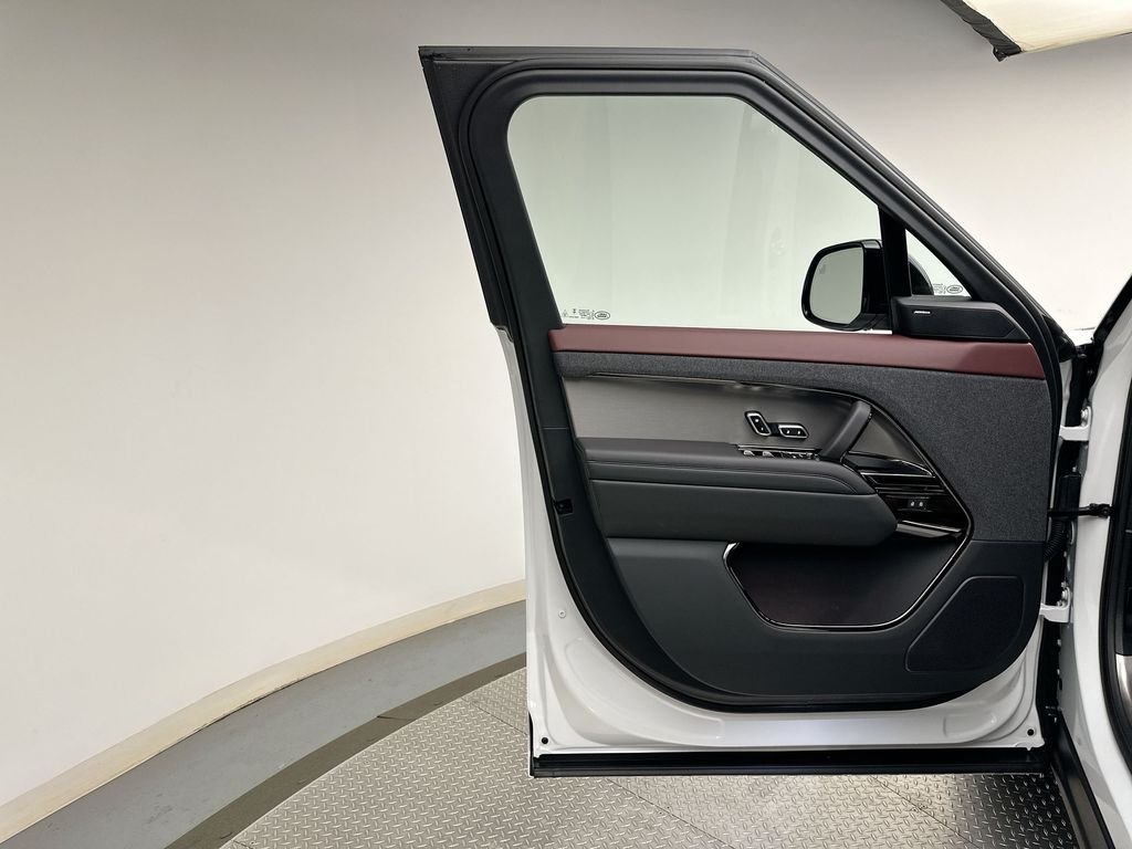 New 2026 Fuji White Land Rover Dynamic SE image 9