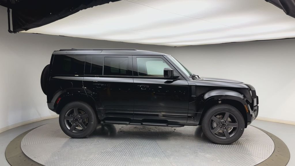 New 2026 Santorini Black Metallic Land Rover X-Dynamic SE image 9