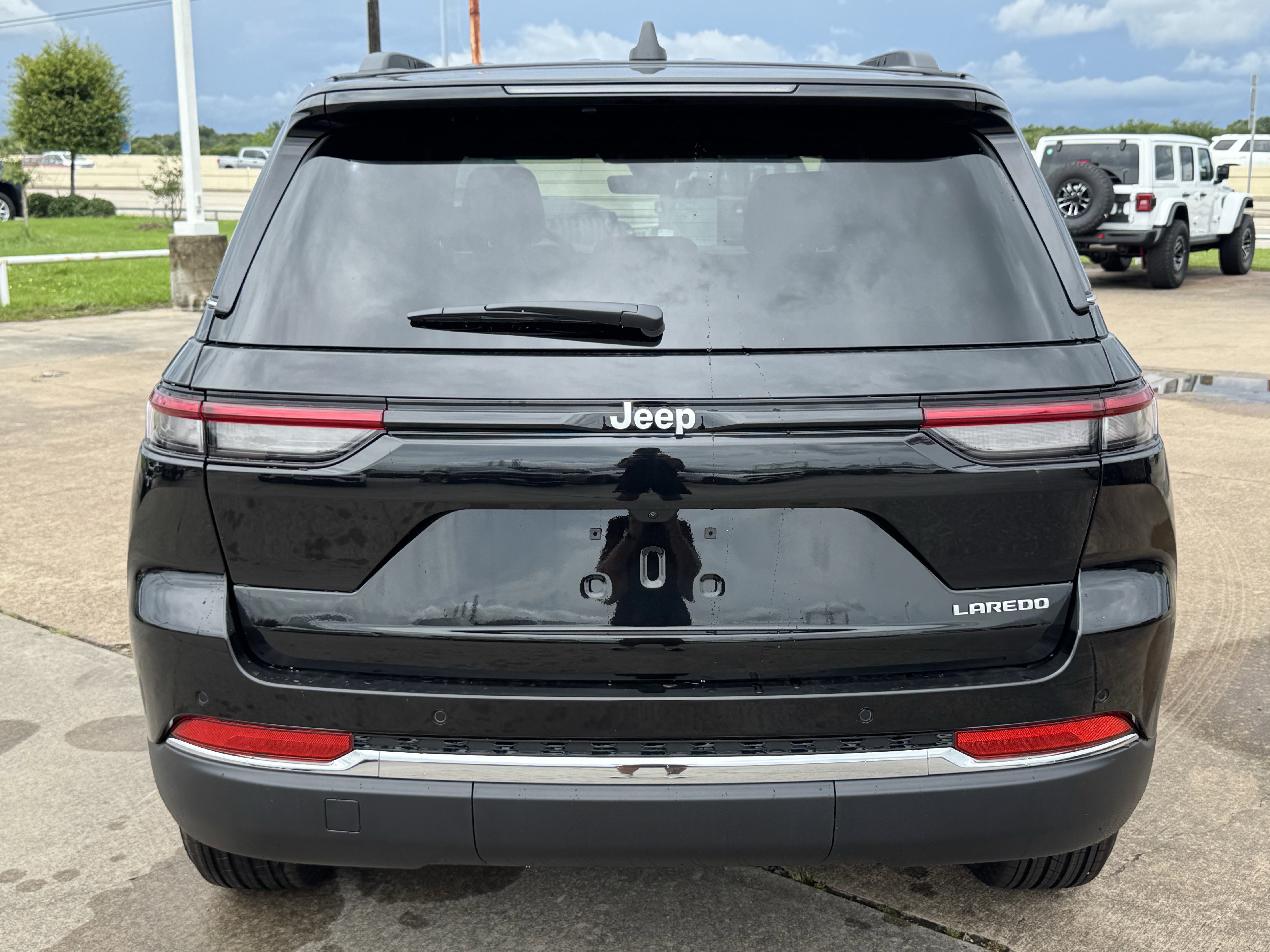 New 2026 Diamond Black Crystal Pearl-Coat Exterior Paint Jeep Laredo X image 8