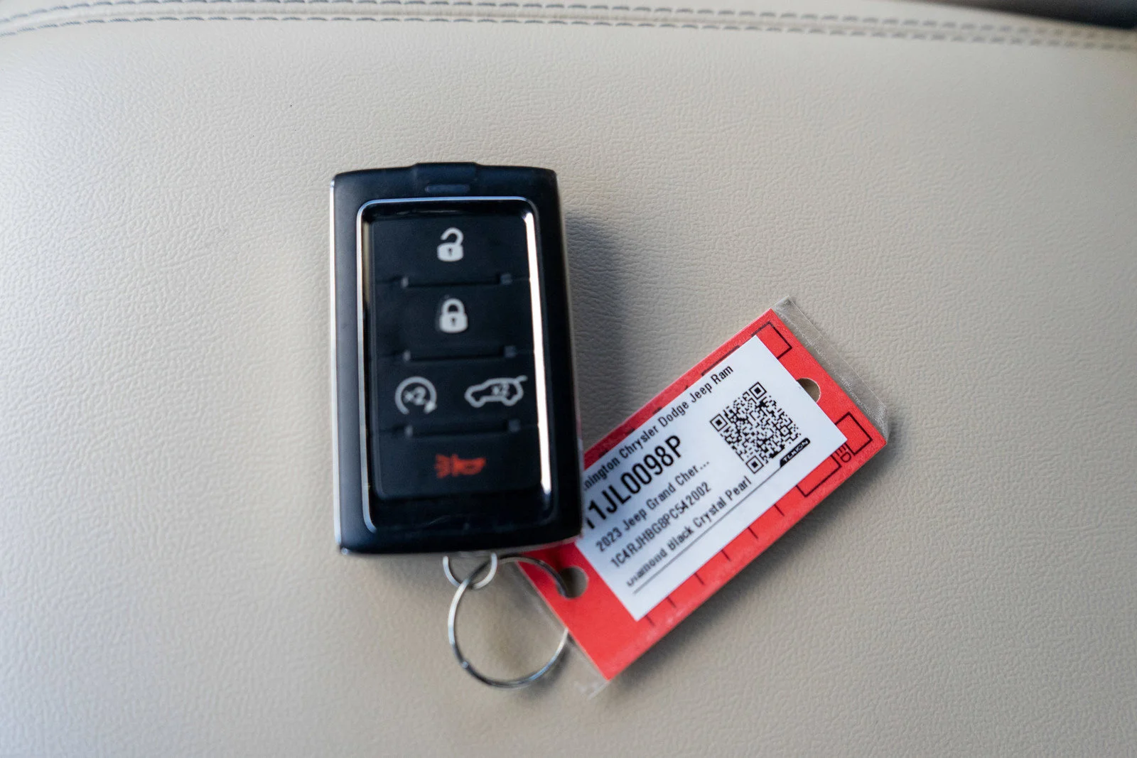 Used 2023 Diamond Black Crystal Pearlcoat Jeep Limited image 31