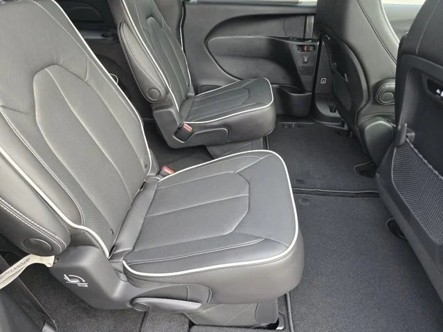 New 2026 Bright White Clearcoat Chrysler Limited image 32