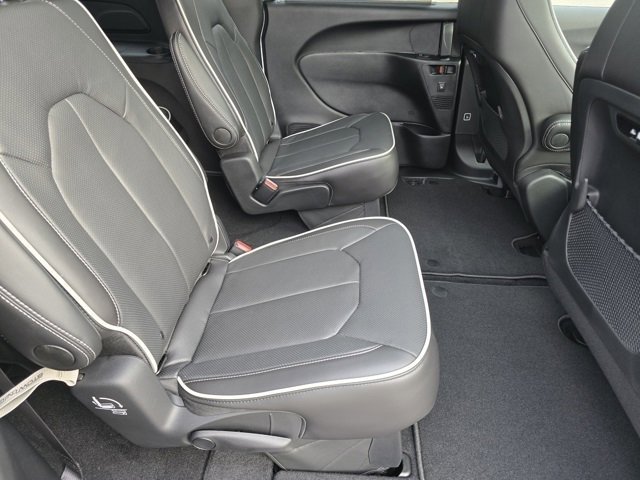New 2026 Bright White Clear-Coat Exterior Paint Chrysler Limited image 33