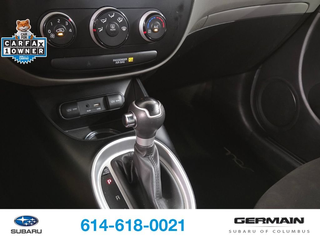 Used 2017 White Kia Base image 24