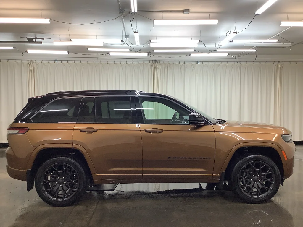 New 2026 Copper Shino Metallic Clear-Coat Exterior Paint Jeep Summit image 5