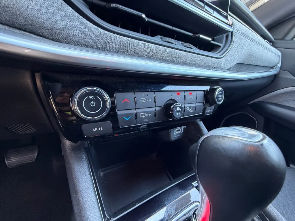 Used 2024 White Jeep Latitude image 23