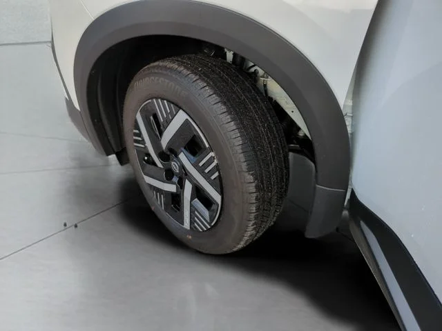 New 2026 Aspen White TriCoat / Super Black Two-tone Nissan SV image 32