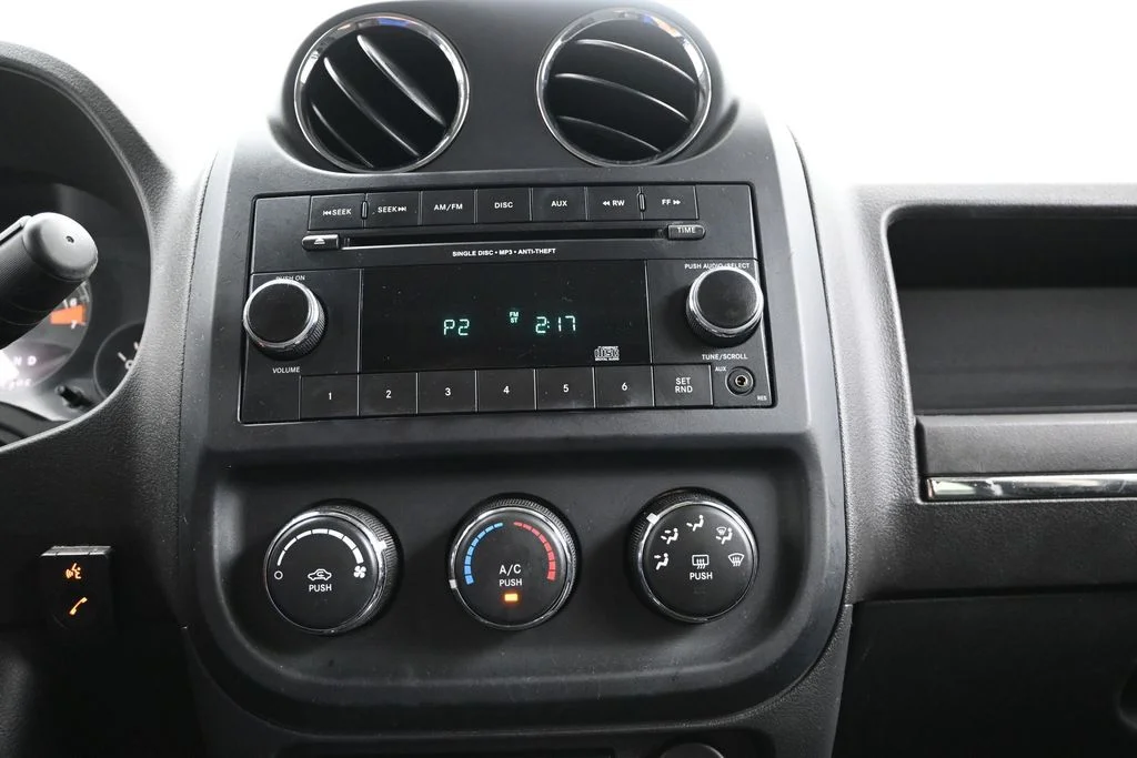 Used 2015 Bright White Clearcoat Jeep Latitude image 12