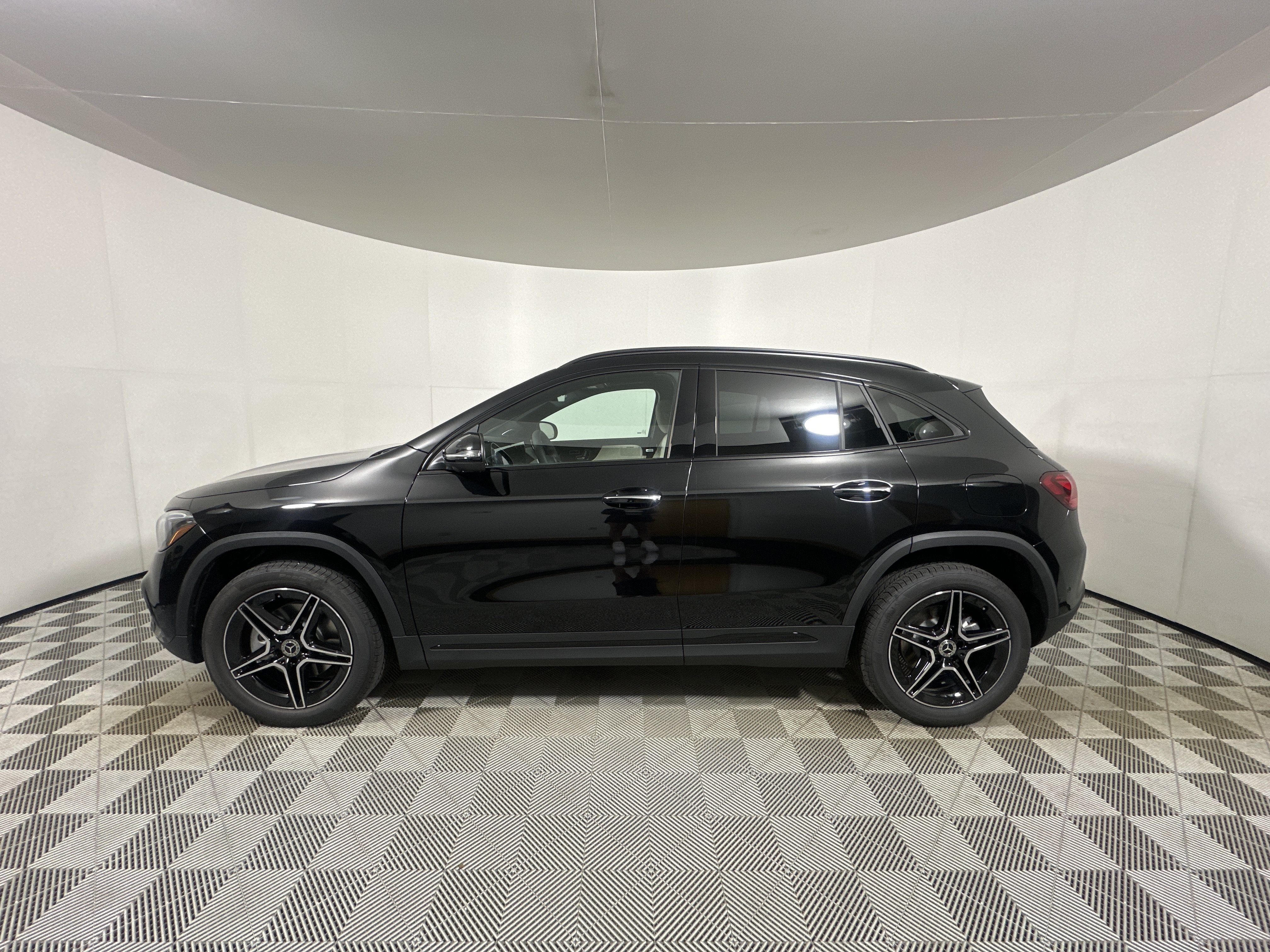 New 2026 COSMOS BLACK METALLIC Mercedes-Benz GLA 250 image 4