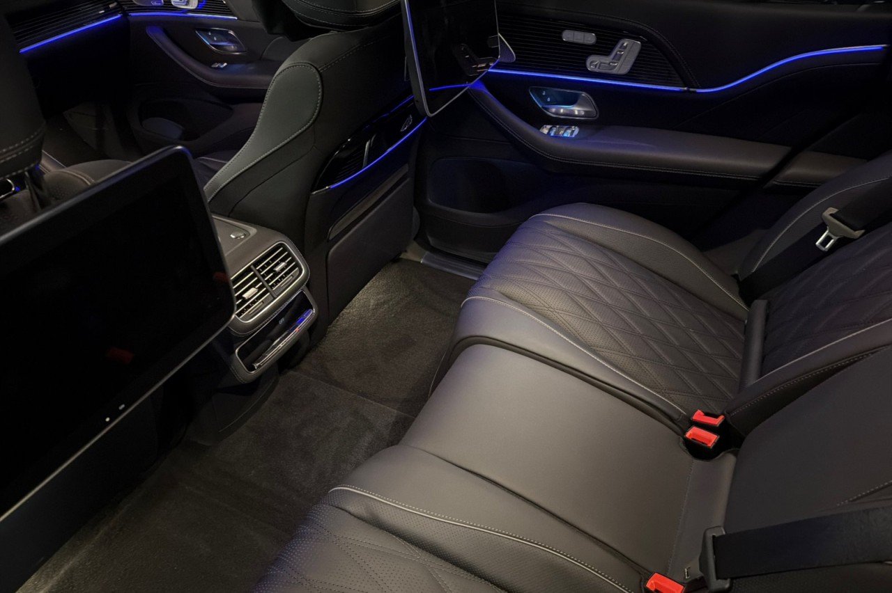 New 2026 MANUFAKTUR Moonlight White Metallic Mercedes-Benz Maybach GLS 600 4MATIC® SUV image 11