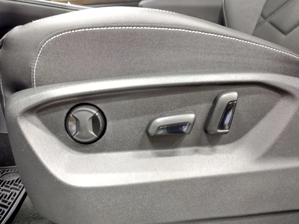 New 2026 Black Volkswagen 2.0T SE w/Technology image 24